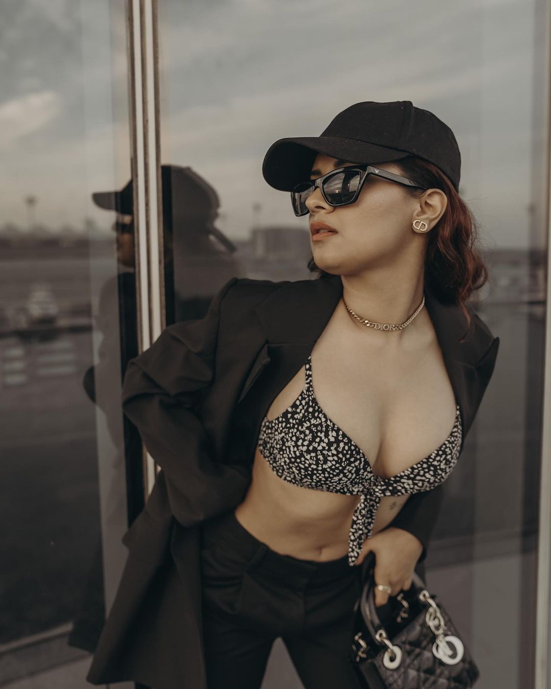 Avneet Kaur broke every limit at the age of 21, showed a transparent bra by  opening the coat buttons in front of the camera, gave s*xy poses -  informalnewz
