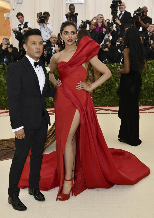 Met Gala 2018- दीपिका पादुकोण के लुक ने किया निराश, देखिये क्या पहना