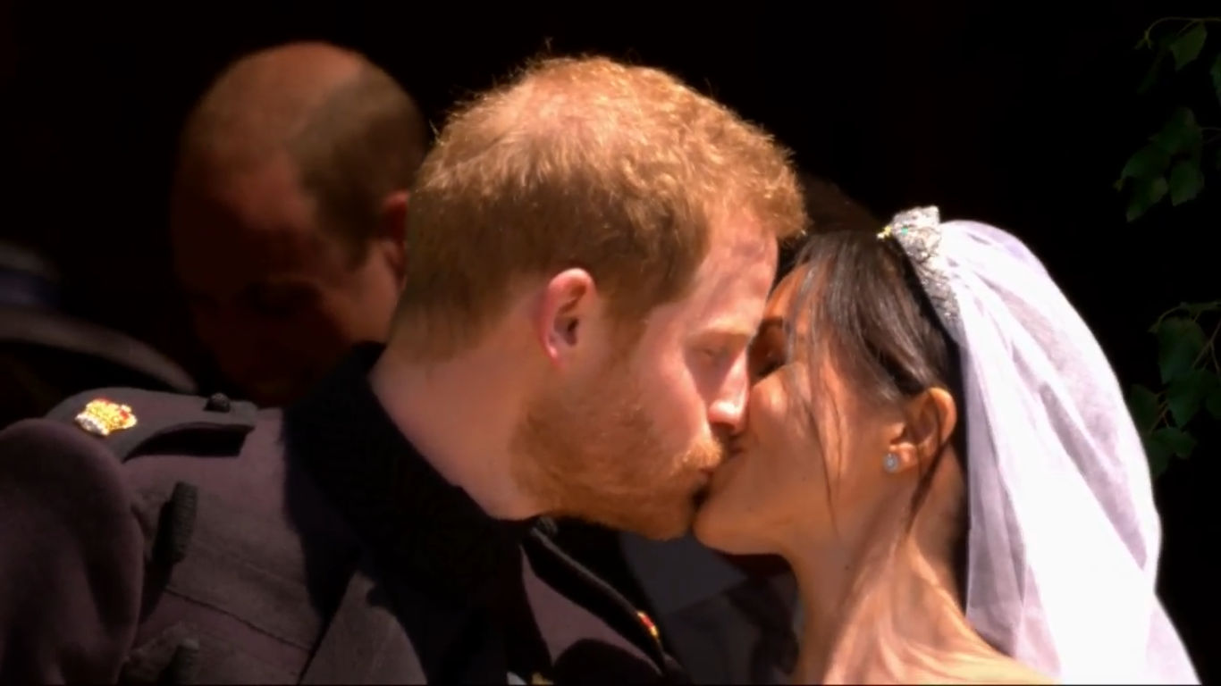 Royal Wedding: प्रिंस हैरी और मेगन मर्केल ने किया शादी के बाद पहला KISS, देखिये PHOTOS