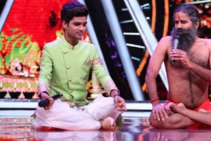 Baba Ramdev ने Indion Idol 10 में की गीत और योग की जुगलबंदी, उनका ये धमाकेदार योगा डांस देख हो जाएंगे हैरान