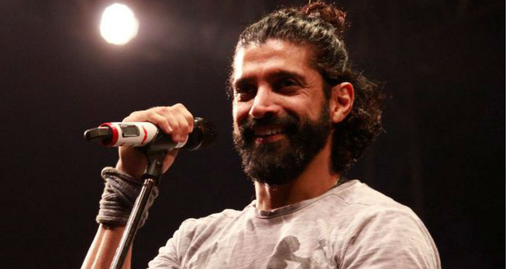 Farhan Akhtar B’Day: सादगी से लेकर स्टाइल तक, ‘बर्थडे बॉय’ फरहान अख्तर का अंदाज बताती हैं ये 10 तस्वीरें