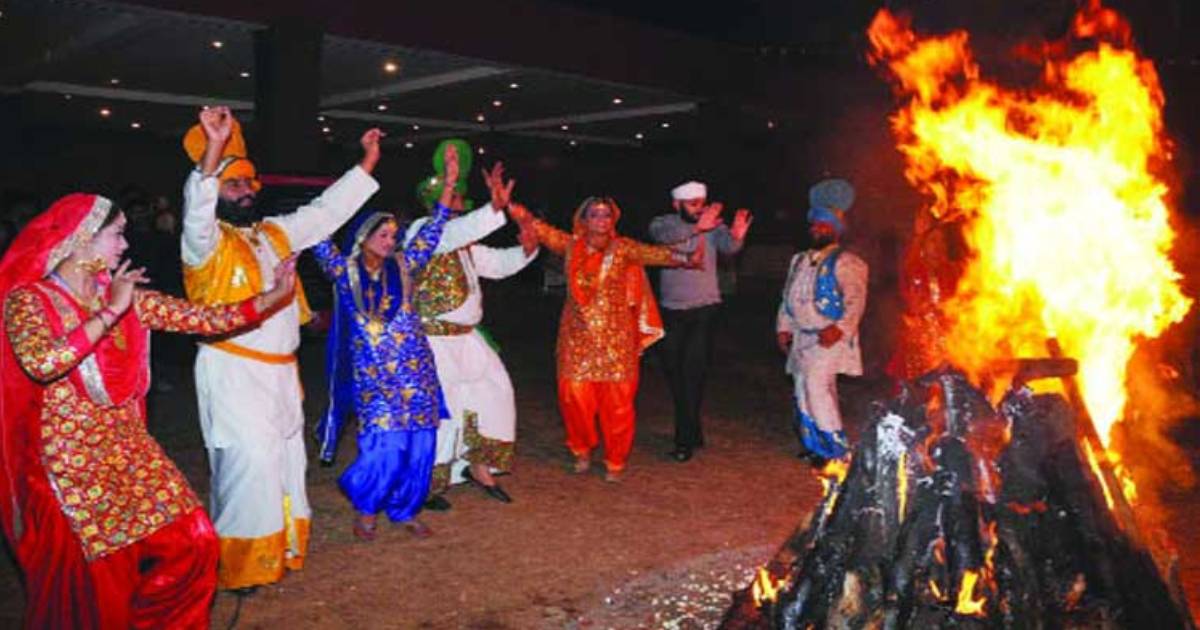 Happy Lohri 2019: नवविवाहित महिलाओं के लिए खास होता है ये पर्व, परिवार-ससुराल से मिलती है ये खास चीज