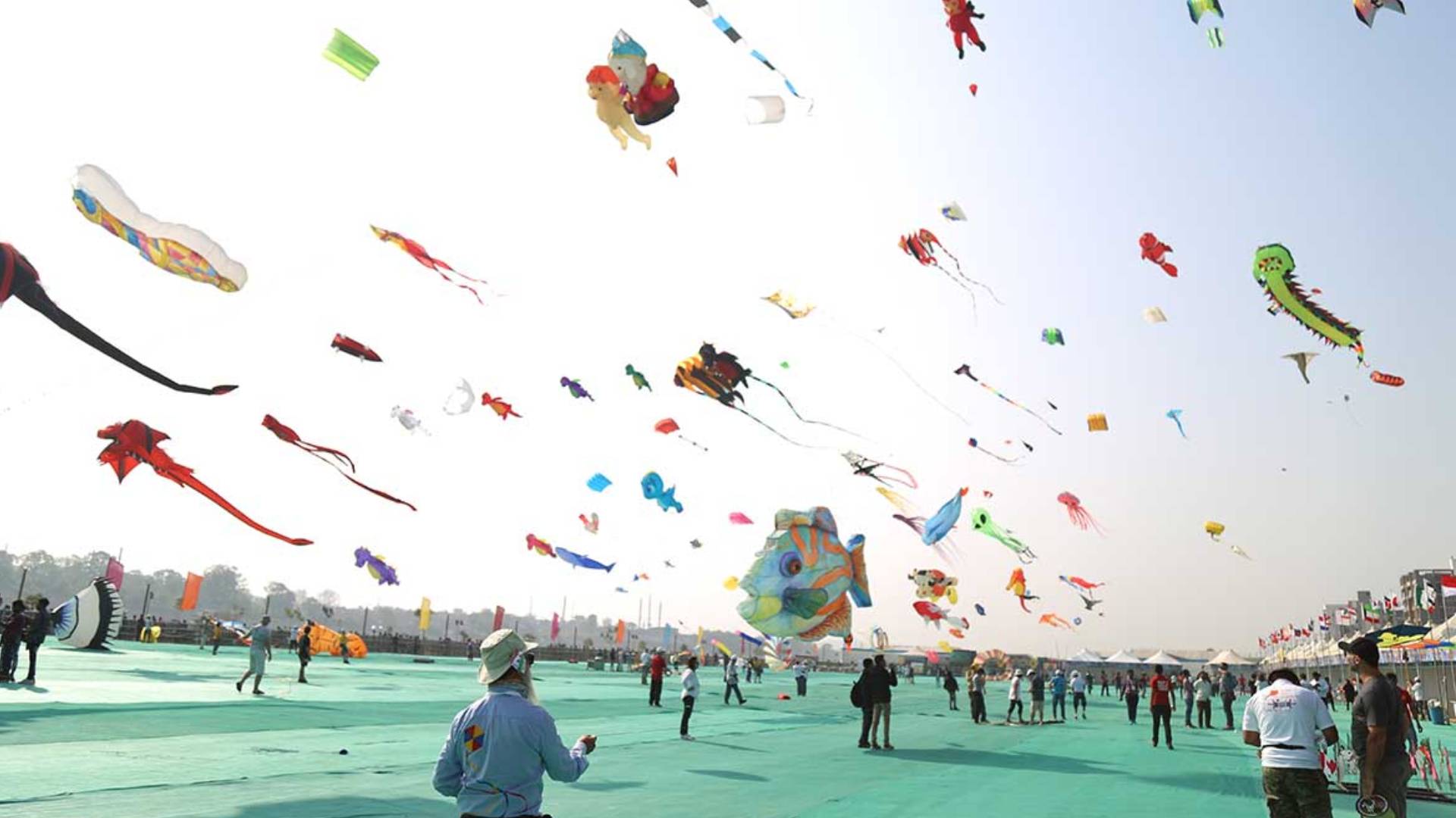 Kite Festival 2019: जाने गुजरात में कैसे मनाया जाता है उत्तरायण, पतंगबाजी के लिए आते हैं विदेशी