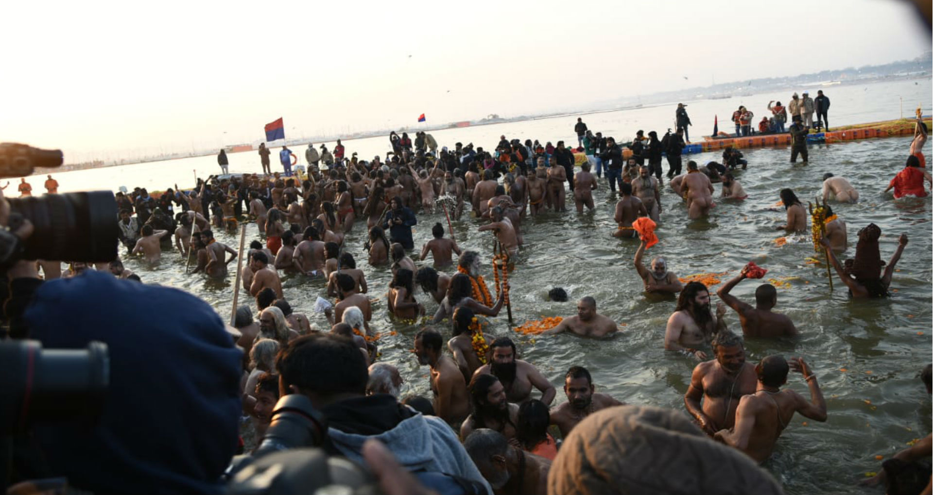 Kumbh Mela 2019: प्रयागराज में पहले शाही स्नान से हुई कुंभ मेले की शुरूआत, देखिए संगम नगरी से सीधा LIVE