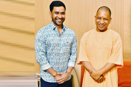 Dinesh Lal Yadav With Yogi Adityanath