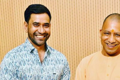 Dinesh Lal Yadav Nirahua and Yogi Adityanath