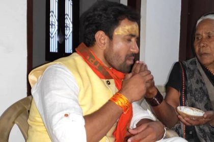 Dinesh Lal Yadav With Mother