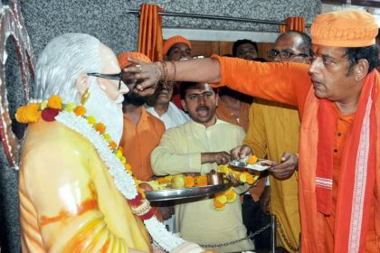 Ravi kishan BJP MP candidate in Gorakhnath Temple Gorakhpur Lok Sabha Elections 2019