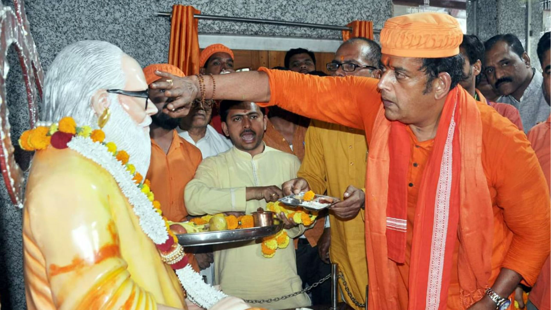 रवि किशन ने गुरु गोरखनाथ का आशीर्वाद लेकर शुरू किया चुनावी प्रचार, बोले- योगी की खड़ाऊं रख जनता की सेवा करूंगा