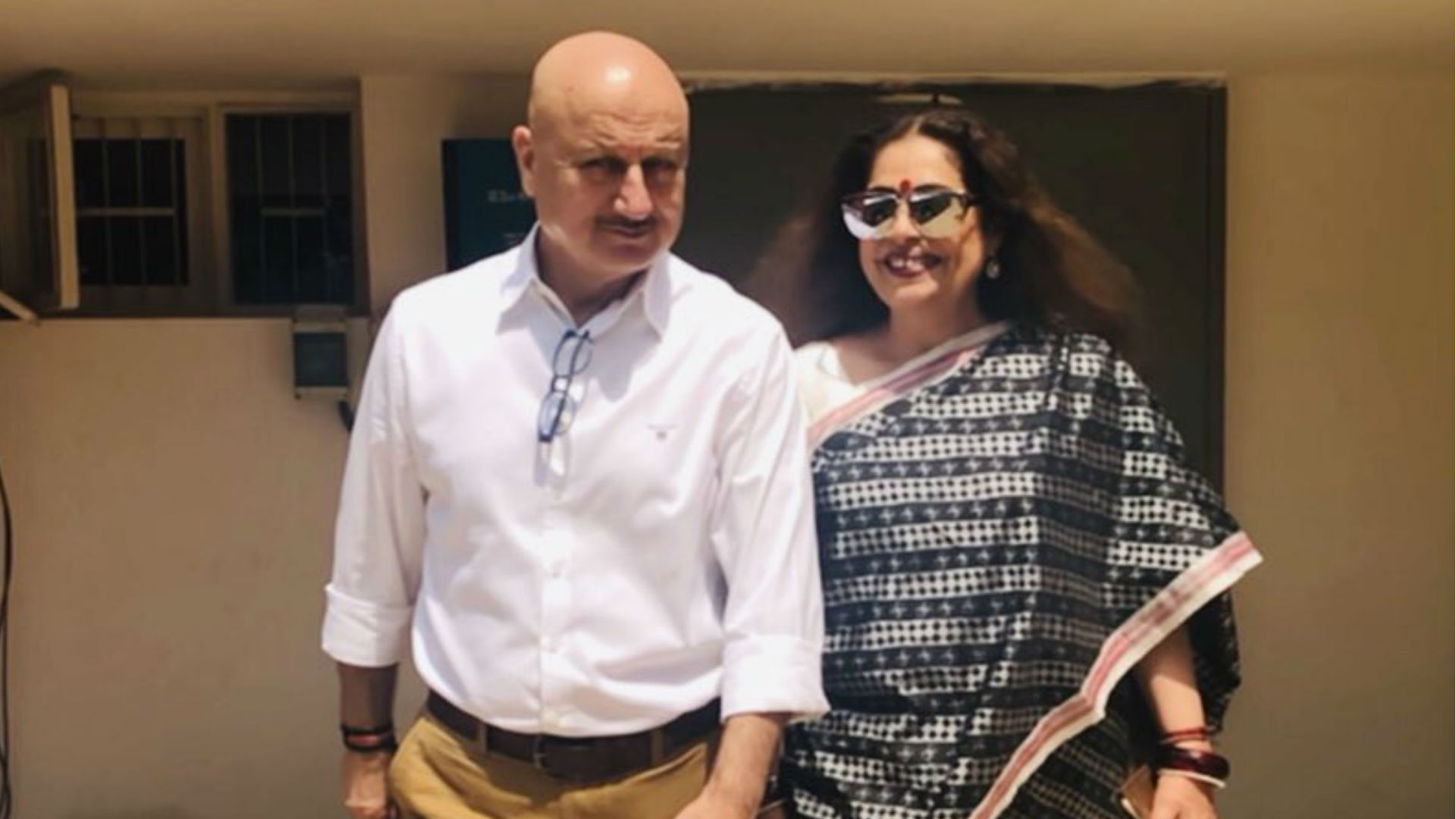 Anupam Kher Video: चंडीगढ़ में पत्नी किरण खेर के लिए वोट मांग रहे थे अभिनेता, दुकानदार के सवाल पर बोलती बंद