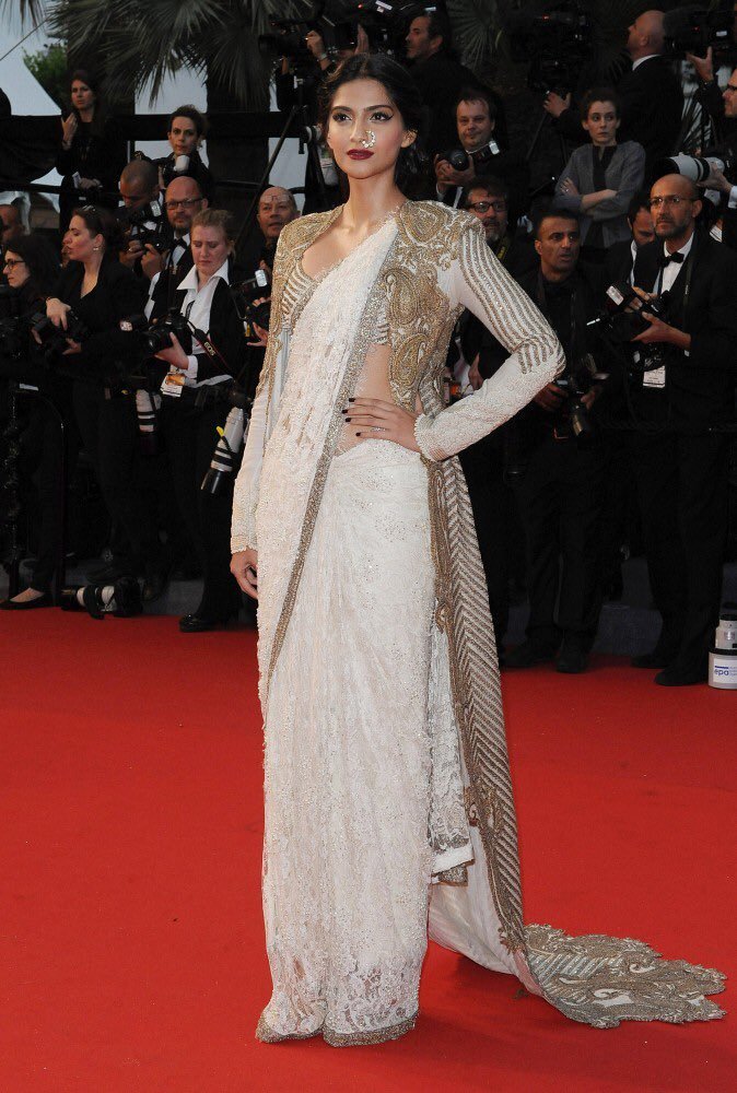 कान फिल्म फेस्टिवल 2013 (Cannes Film Festival 2013) में सोनम कपूर ने वाइट और गोल्डन कलर की साड़ी पहनी थी जो देखने ही लायक थी|