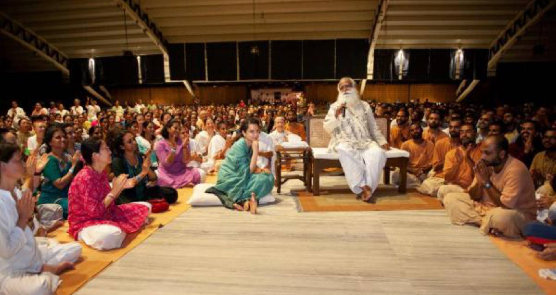 कंगना रनौत ने योगा सेंटर में की मणिकर्णिकाः द क्वीन ऑफ झांसी की स्क्रीनिंग, सदगुरू और सेवकों के साथ देखी फिल्म