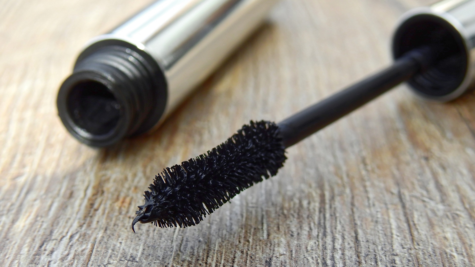 Makeup Tips: अपने सूखे मस्कारा को फेंकने की न करें गलती, इन 2 आसान ट्रिक से दोबारा इसे लाएं इस्तेमाल में