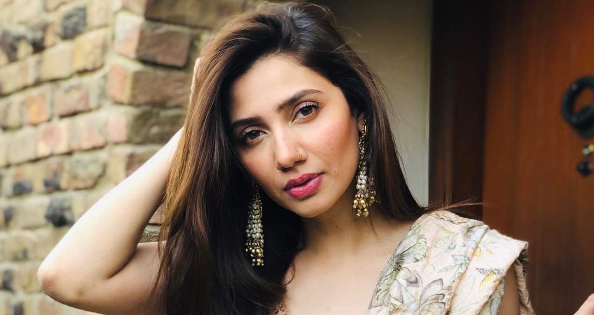 Mahira khan: सिरदर्द से परेशान पाकिस्तानी एक्ट्रेस माहिरा खान ने ट्वीट कर फैन्स से मांगी मदद, यहाँ देखे ट्वीट