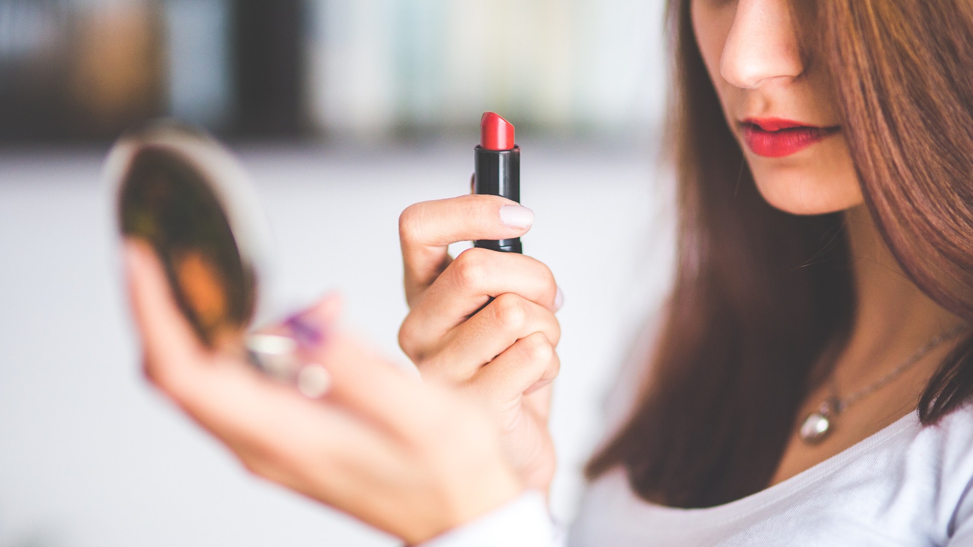 Makeup Tips: लिपस्टिक लगाते वक्त भूलकर भी ना करें ये 5 गलतियां, बिगड़ जाएगा आपका लुक