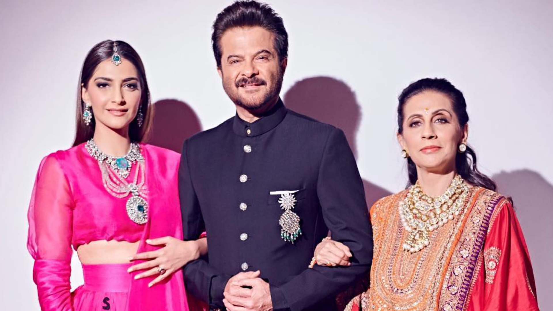 Anil Kapoor-Sunita Kapoor Anniversary: सोनम कपूर ने फिल्म लम्हे के सेट की तस्वीर शेयर कर लिखा इमोशनल मैसेज