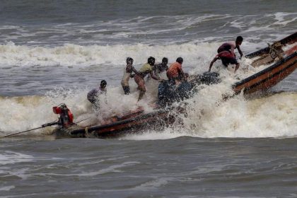 फेनी चक्रवातः ओडिशा के समुद्री तट से टकराया तूफान, लोगों को सुरक्षित जगहों पर भेजने की तैयारी में जुटे बचाव दल