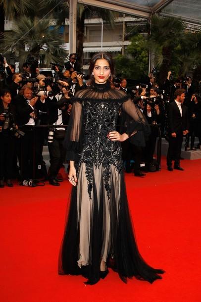 सोनम कपूर (Sonam Kapoor Films) ने 2012 कान फिल्म फेस्टिवल (Cannes Film Festival 2012 ) में रेड कार्पेट पर ये जो ब्लैक कलर की ऑउटफिट पहनी तो सभी की निगाहें उन्ही पर आकर ठहर गयीं|