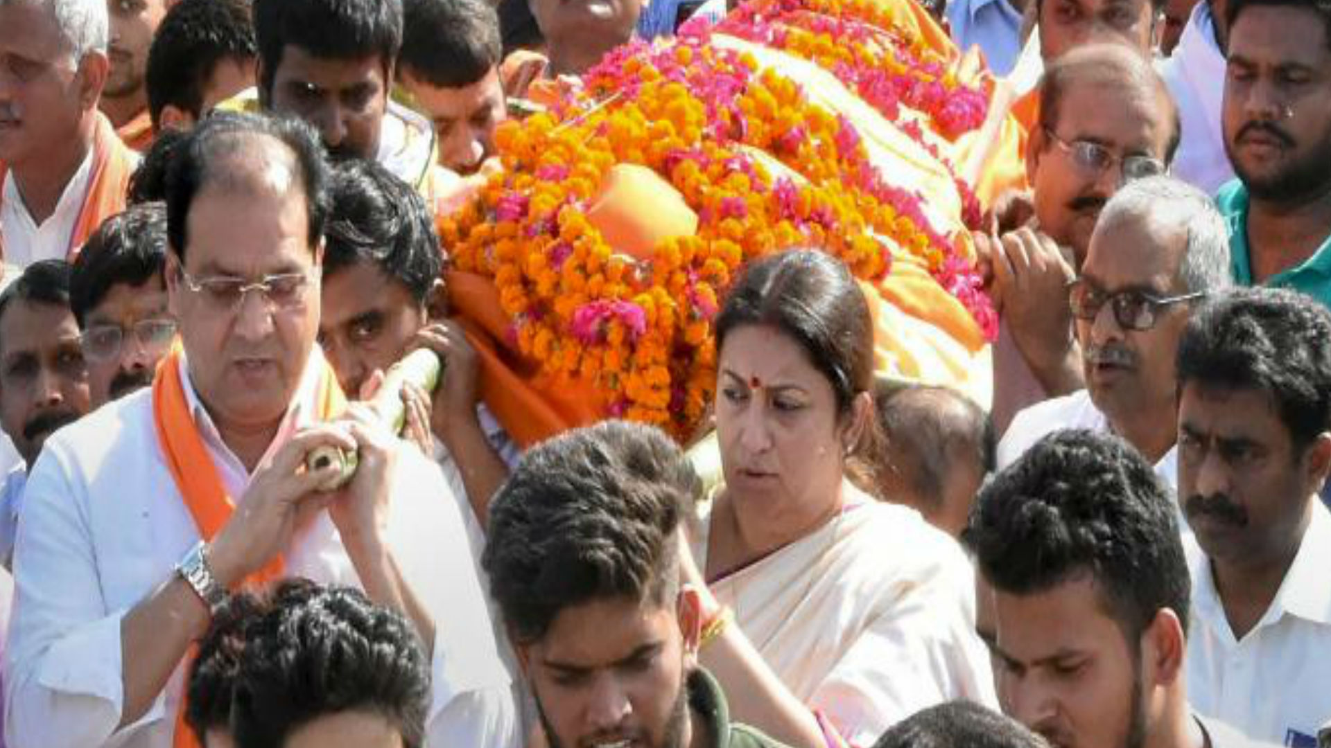 स्मृति ईरानी ने सहयोगी सुरेंद्र सिंह की अर्थी को दिया कंधा, लोगों ने कहा- ये हैं अमेठी की आयरन लेडी