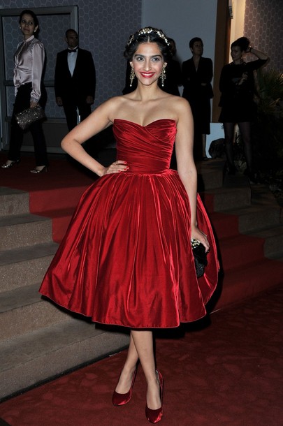 कान फिल्म फेस्टिवल साल (2012 CANNES, FRANCE - MAY 27) में सोनम कपूर (Actress Sonam Kapoor) ने इस ड्रेस में विनर लिस्ट की अनाउंसमेंट की पार्टी अटेंड की थी| यहां देखिये उनका ये मरुन हॉट लुक|