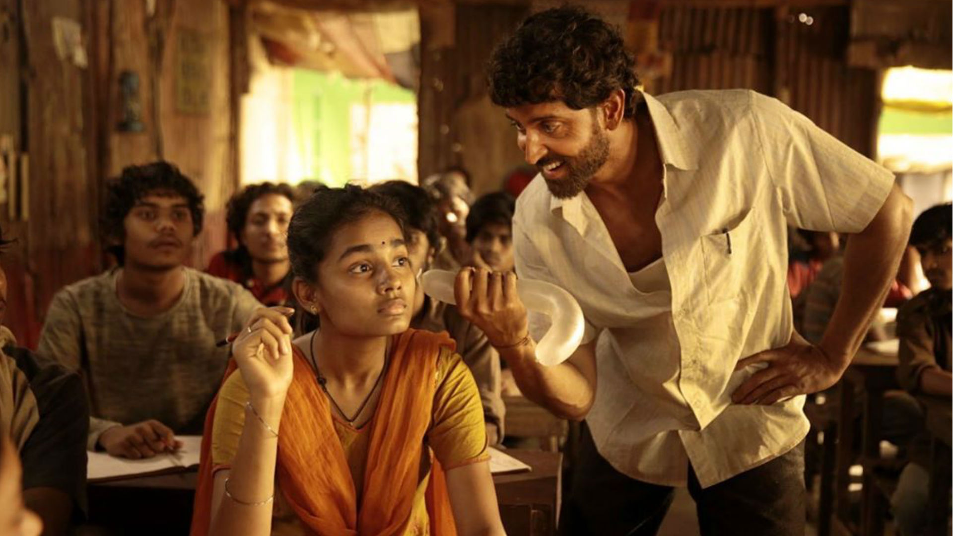 Super 30 Movie: ऋतिक रोशन ने फिल्म की तस्वीर शेयर कर बताई कुसुम और केशव की जिंदादिली की कहानी