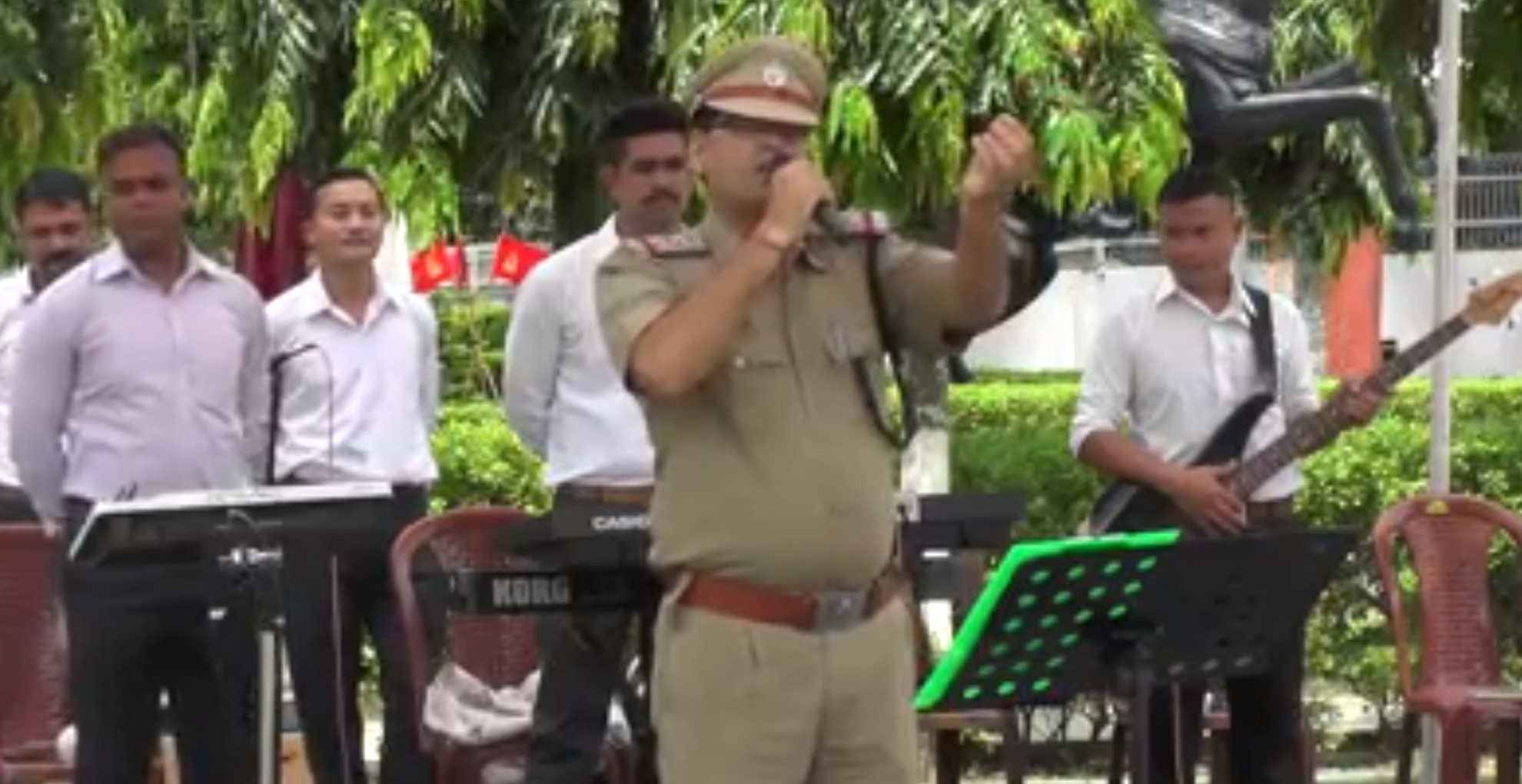 Viral Video: बॉलीवुड सिंगर को मात दे सकती है यूपी पुलिस के मित्रपाल सिंह की खूबसूरत आवाज, देखिए वीडियो