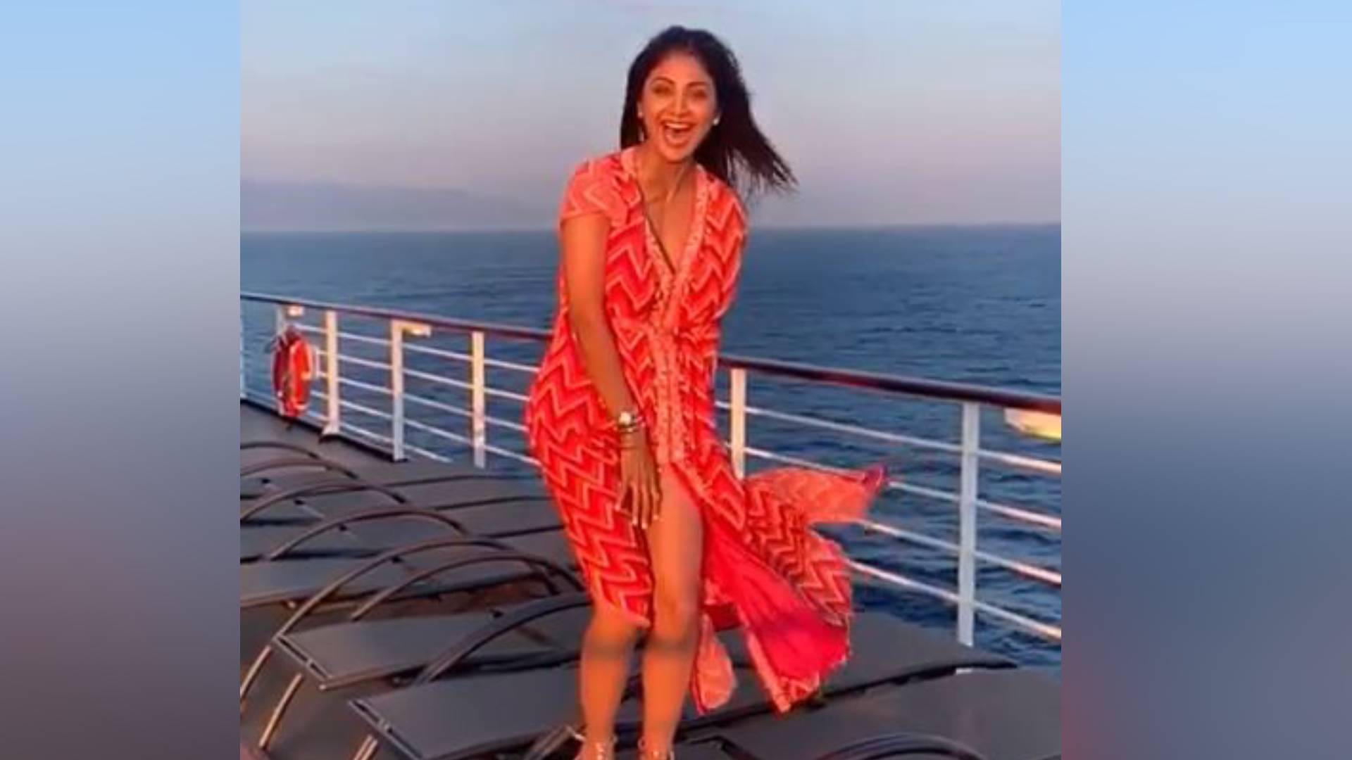 Oops मोमेंट का शिकार होने से बची एक्ट्रेस शिल्पा शेट्टी, वीडियो में देखिए कैसे संभालती नजर आईं अपनी ड्रेस