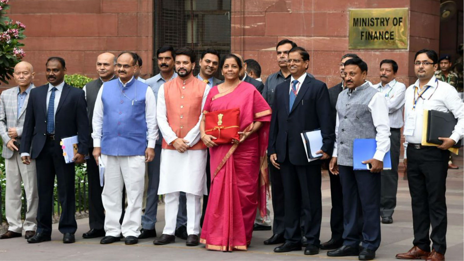 Budget 2019: वित्त मंत्री निर्मला सीतारमण ने पेश किया देश का बहीखाता, सोना, तंबाकू, पेट्रोल-डीजल होगा महंगा