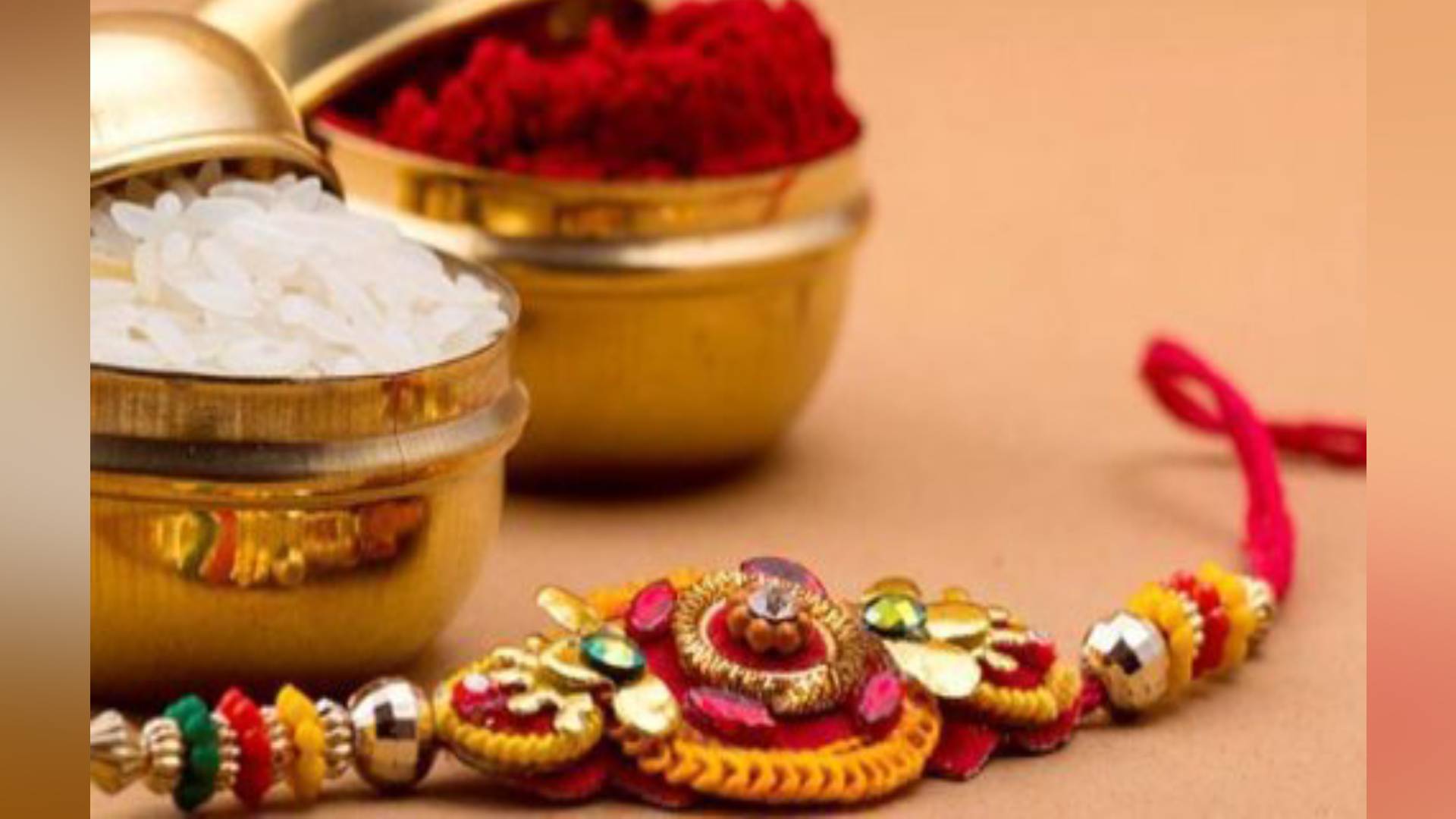 Raksha Bandhan 2019: इस रक्षाबंधन भाई की राशि के हिसाब से बांधे इन रंगों की राखी, उनके जीवन में आएगी खुशहाली