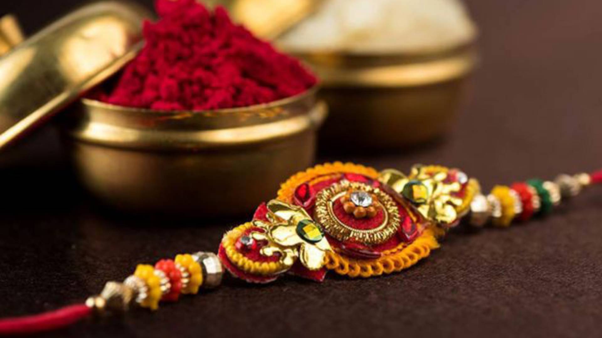 Raksha Bandhan: इस रक्षा बंधन भूलकर भी न बांधे भाई की कलाई पर ये 4 किस्म की राखियां, झेलनी पड़ सकती है मुसीबत