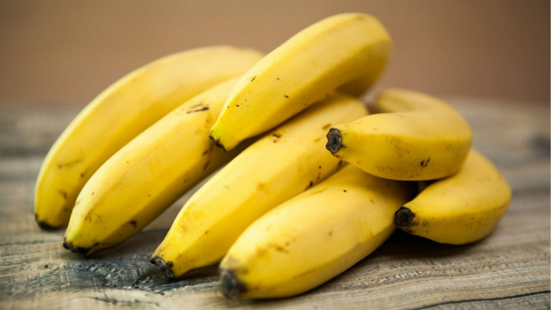 Beauty Benefits of Banana: त्वचा और बालों के लिए वरदान है केला, जानिए इस फल के अनसुने फायदे