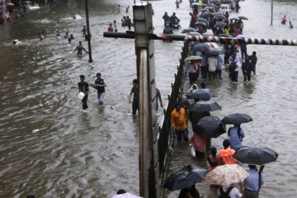 गई मुंबई पानी में! अमिताभ बच्चन से लेकर भूमि पेडनेकर तक सभी का हुआ बुरा हाल, ये तस्वीरें बनी गवाह