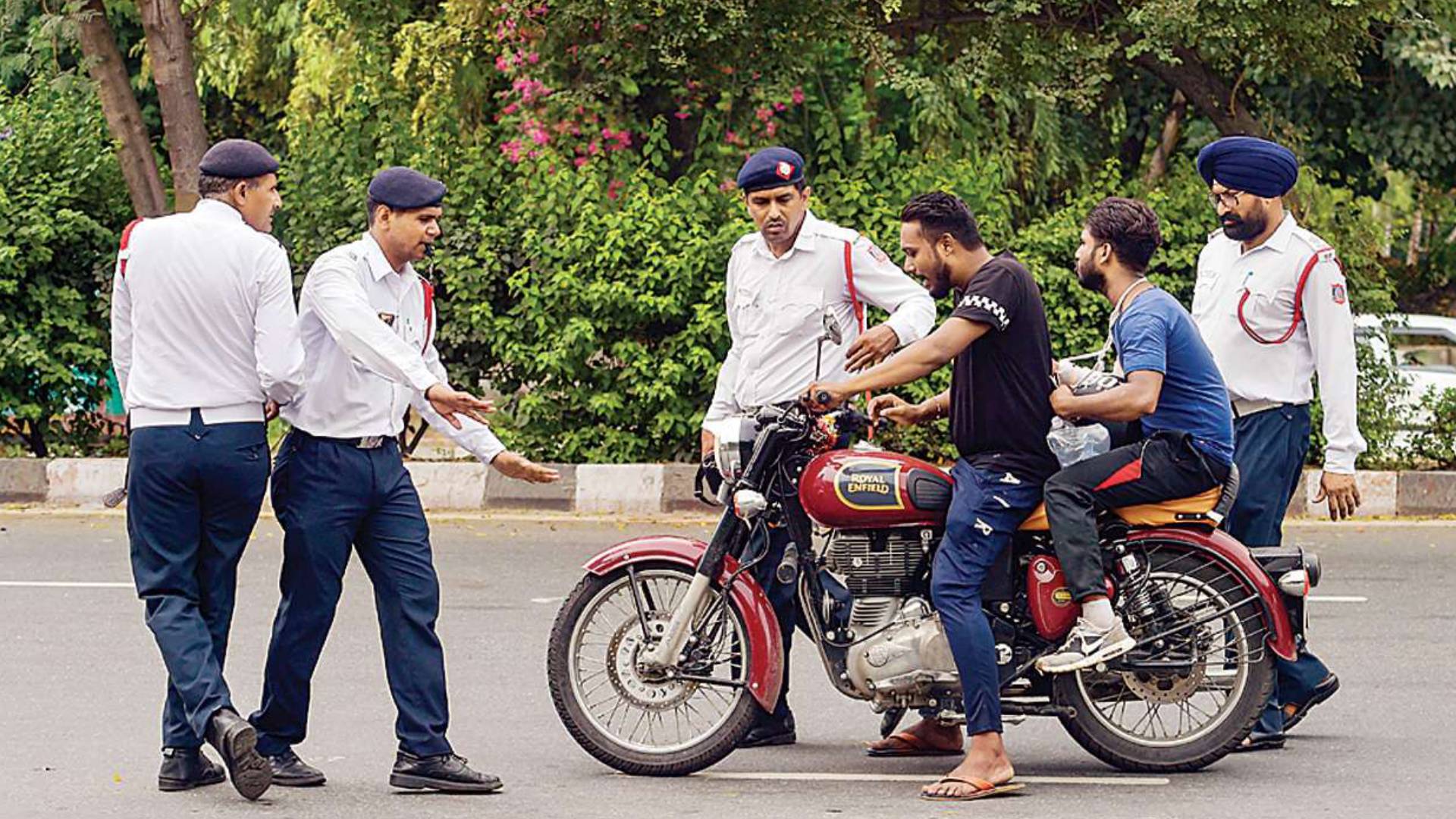 अब चप्पल या सैंडल पहनकर चलाया दोपहिया वाहन तो भरना होगा जुर्माना, ट्रैफिक नियम हुए और भी सख्त