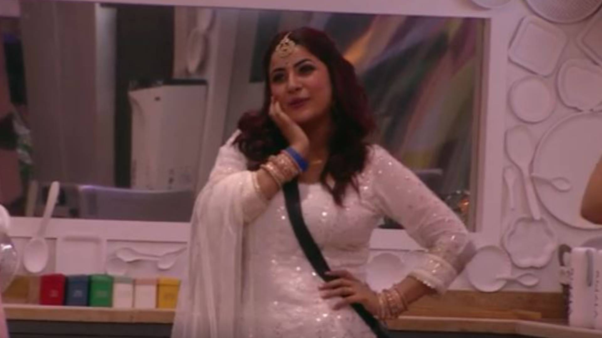 Bigg Boss 13: सलमान खान को देख फिदा हुईं घर की फीमेल कंटेस्टेंट, शहनाज गिल-आरती सिंह ने की जमकर तारीफ