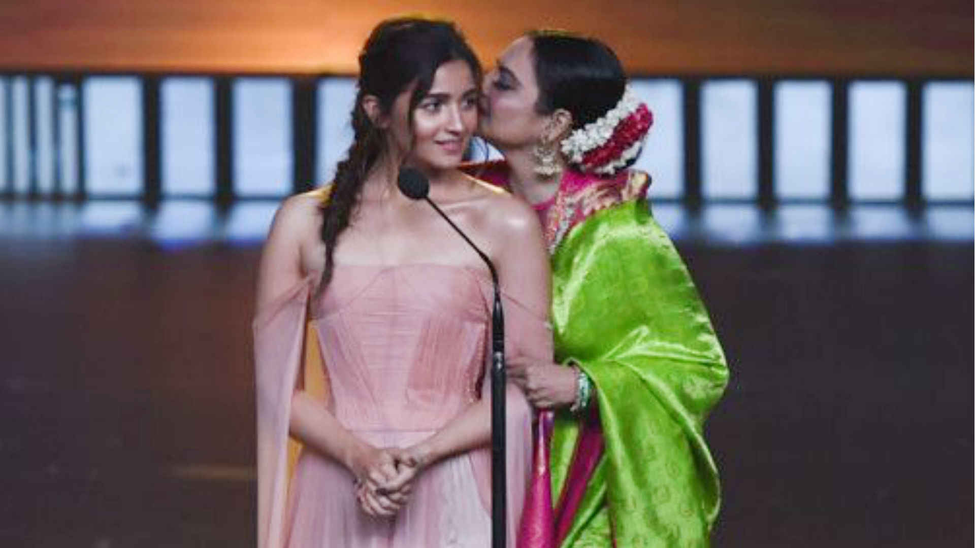 IIFA Awards 2019: रेखा ने अपने स्टाइल में बोला आलिया भट्ट का ये डायलॉग, आईफा अवॉर्ड्स में बज उठीं तालियां