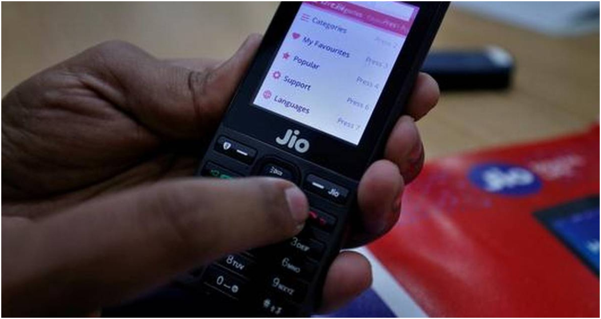 Jio Phone Diwali Offer: रिलायंस जियो लेकर आया दिवाली बंपर ऑफर, सिर्फ 699 में खरीदे एक शानदार फोन 