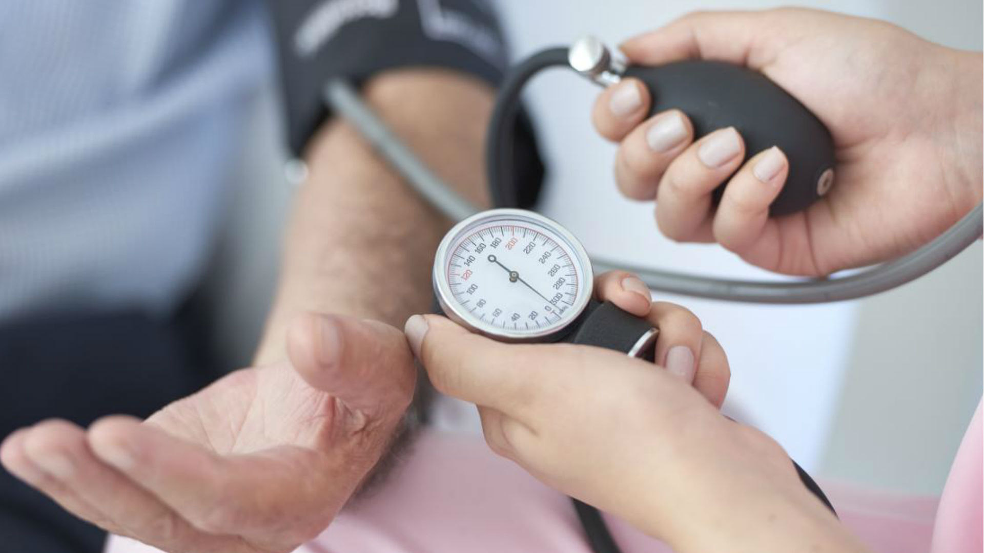 Blood Pressure: उम्र के साथ-साथ बढ़ता जाता है ब्लड प्रेशर लेवल, जानिए क्या करें और क्या नहीं