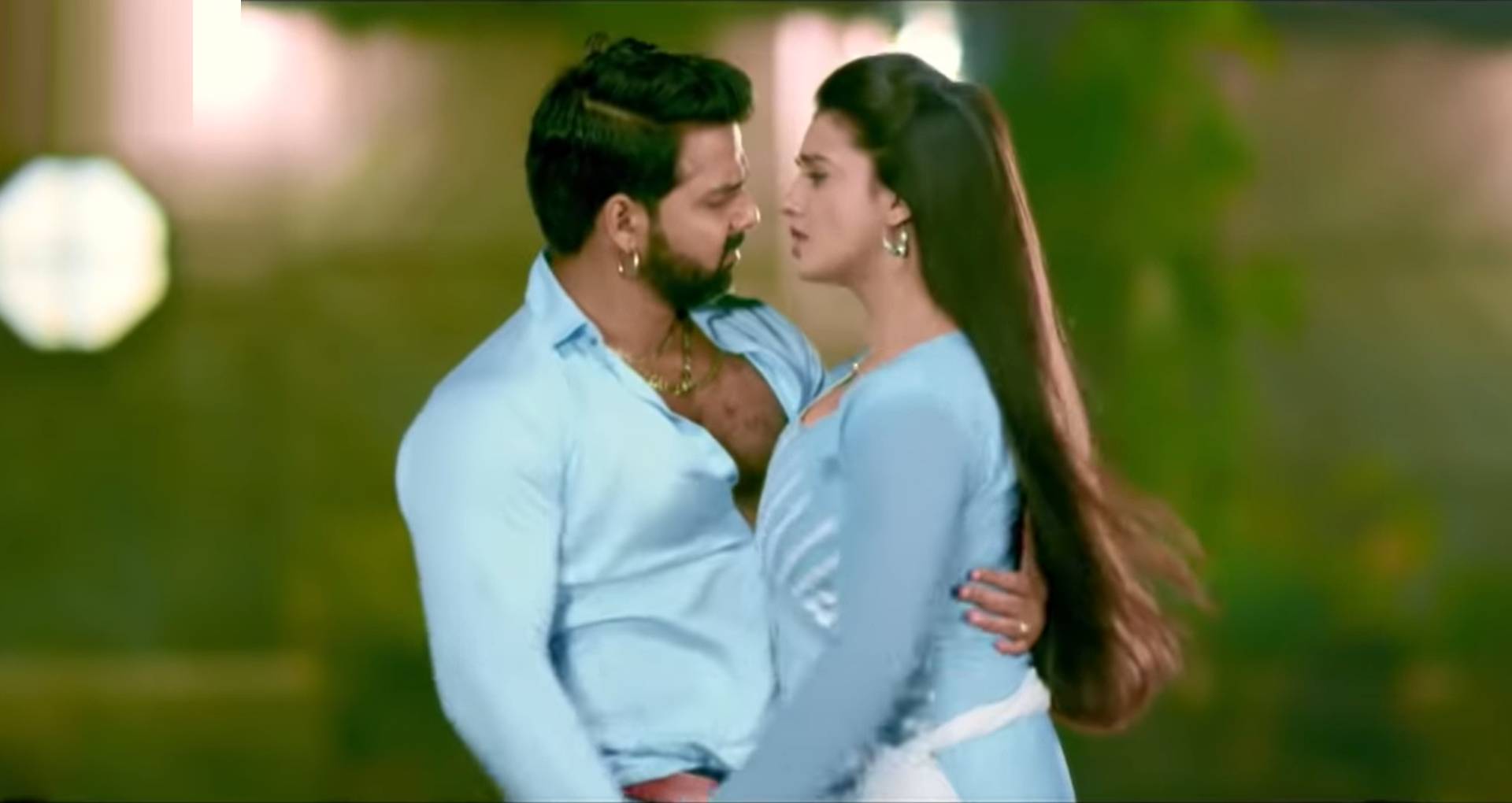 Bhojpuri Song 2019: विवादों के बीच खूब सुना जा रहा है पवन सिंह और अक्षरा सिंह का गाना, देखिए ये रोमांटिक सॉन्ग