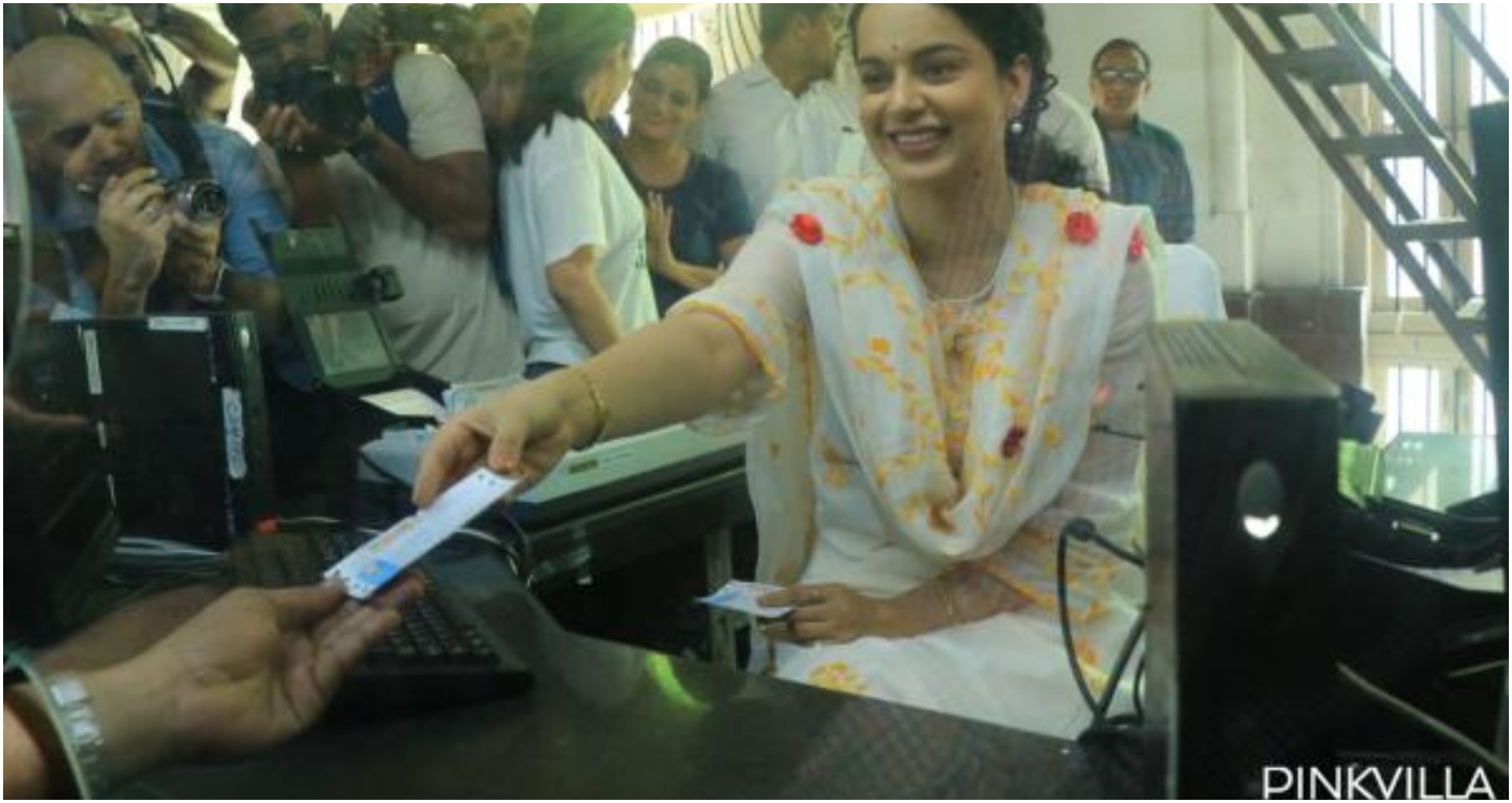 कंगना रनौत ने टिकट विक्रेता बन लोगों को दिए टिकट, फिल्म पंगा का प्रमोशन करने पहुंची थीं सीएसटी स्टेशन, फोटोज