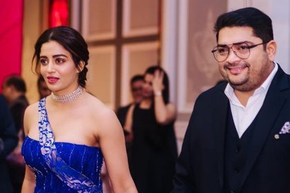 Neha Pendse Reception: नेहा अपने रिसेप्शन में ब्लू हाई स्लिट गाउन में लग रही है कातिलाना, उड़ जायेगे आपके होश