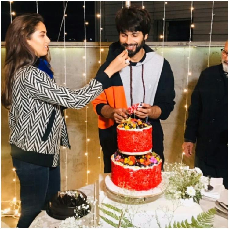 Shahid Kapoor Birthday Special: शाहिद कपूर ने जन्मदिन पर वाइफ मीरा राजपूत और पापा पंकज कपूर के साथ काटा केक