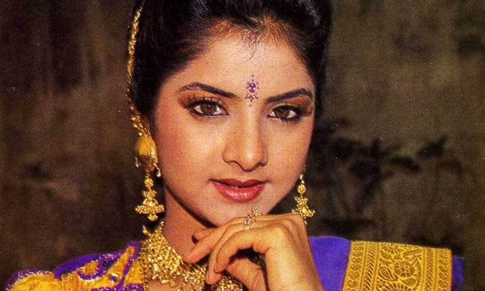 Divya Bharti Birthday Special दिव्या भारती की अनसुनी कहानियां 2 साल में 16 फिल्में और रहस्यमय मौत