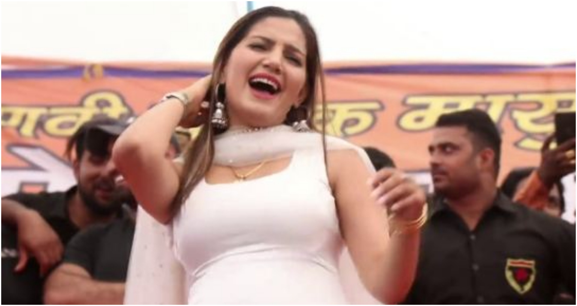 Sapna Choudhary Song:सफेद सूट पहन सपना चौधरी ने स्टेज पर ढाया कहर,कातिल अदाएं देख घायल हुए फैंस