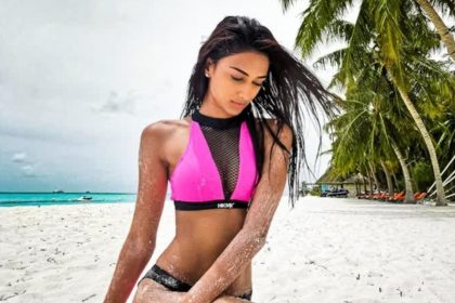 Erica Fernandes Photos: कसौटी ज़िंदगी की स्टार एरिका फर्नांडेस समुंदर किनारें बिकिनी पहनें बढ़ा रहीं हैं तापमान