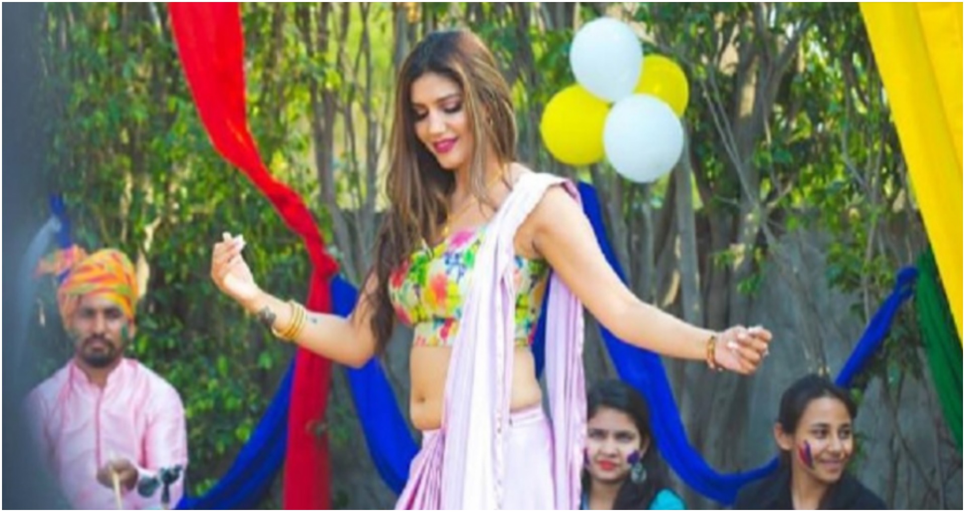 Sapna Choudhary Dance: हरियाणवी डांसर सपना चौधरी ने अपने डांस से जमाया रंग, देखें वीडियो