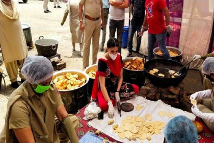 Lockdown 3.0: हरयाणा की मशहूर डांसर सपना चौधरी ने महिला पुलिस कर्मियों के साथ बेली पूड़ियां, देखे वायरल वीडियो