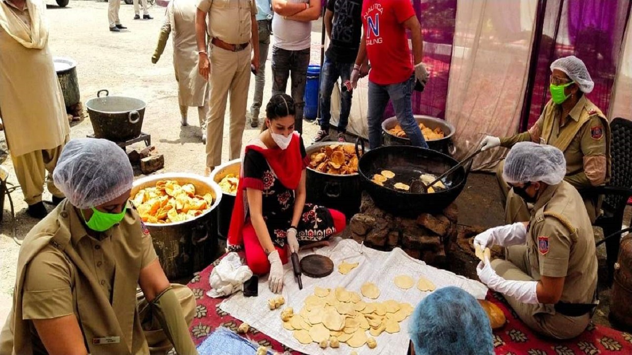 Lockdown 3.0: हरयाणा की मशहूर डांसर सपना चौधरी ने महिला पुलिस कर्मियों के साथ बेली पूड़ियां, देखे वायरल वीडियो