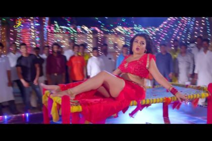 Bhojpuri Songs: आम्रपाली दुबे और खेसारी का ये खटिया वाला हॉट सीन वीडियो देख बन जाएगा आपका दिन