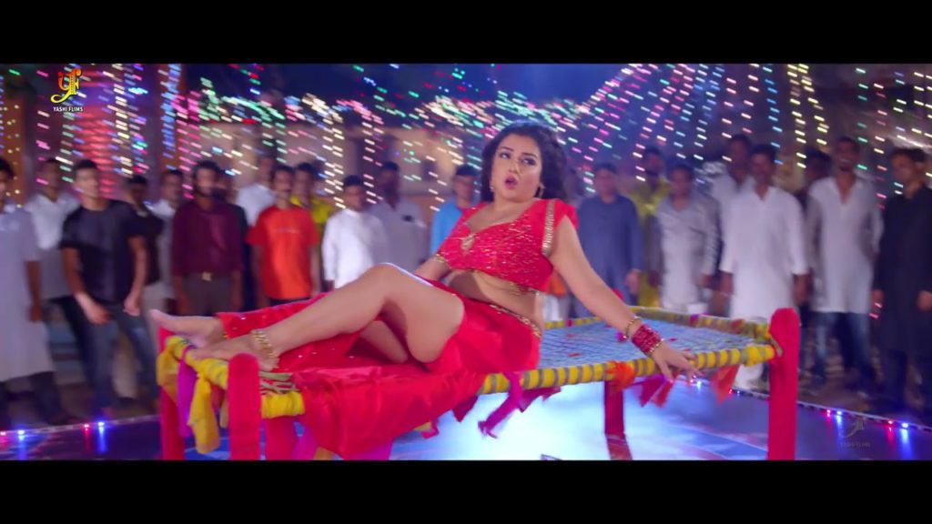 Bhojpuri Songs: आम्रपाली दुबे और खेसारी का ये खटिया वाला हॉट सीन वीडियो देख बन जाएगा आपका दिन