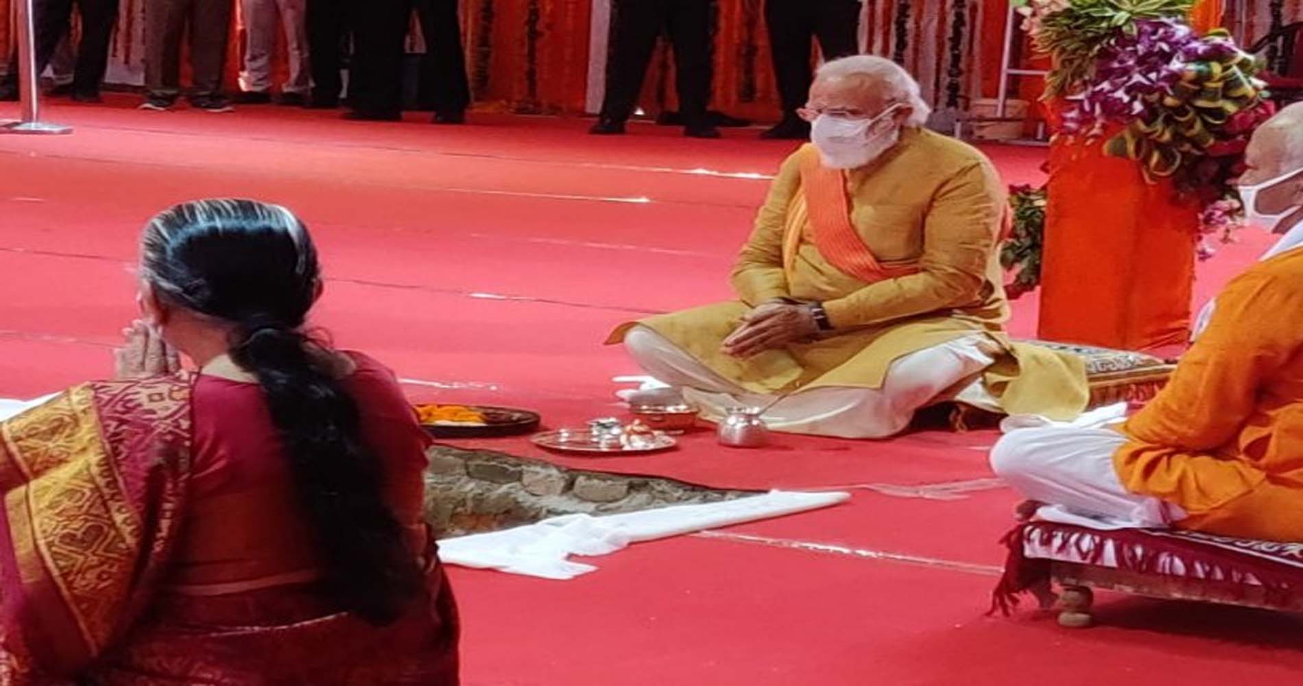 Ram Mandir Bhoomi Pujan Live Updates: पीएम मोदी ने 12.44.08 बजे रखी राम मंदिर की आधारशिला